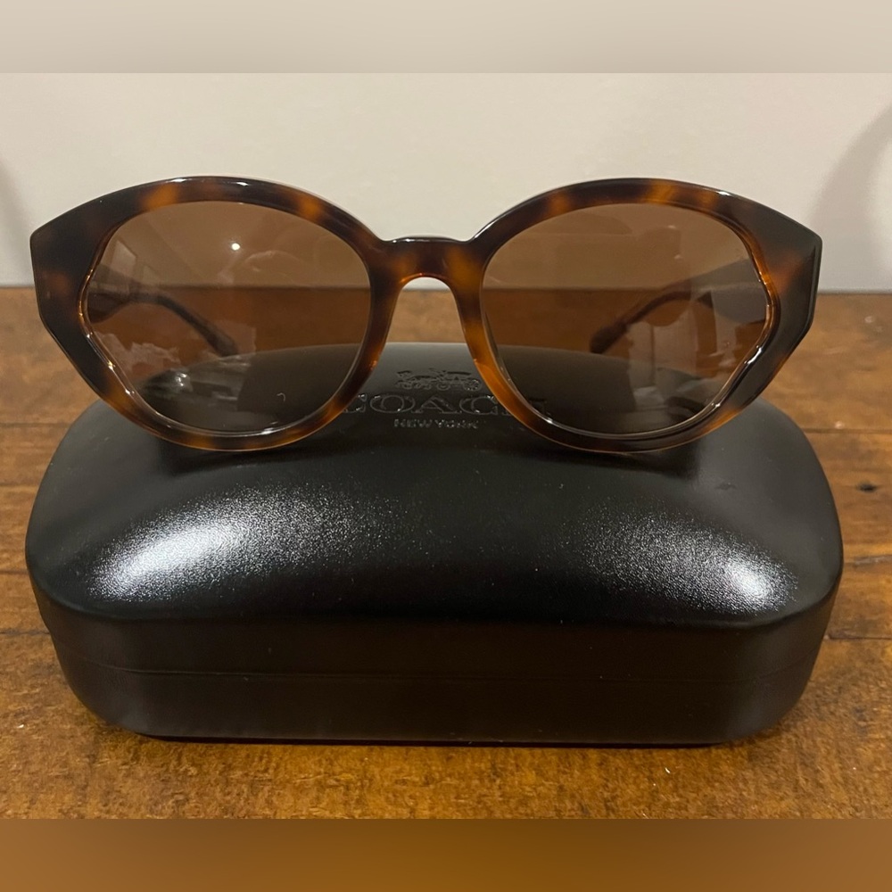 Coach Beveled Signature Petal Round Sunglasses in Tortoise/Transparent